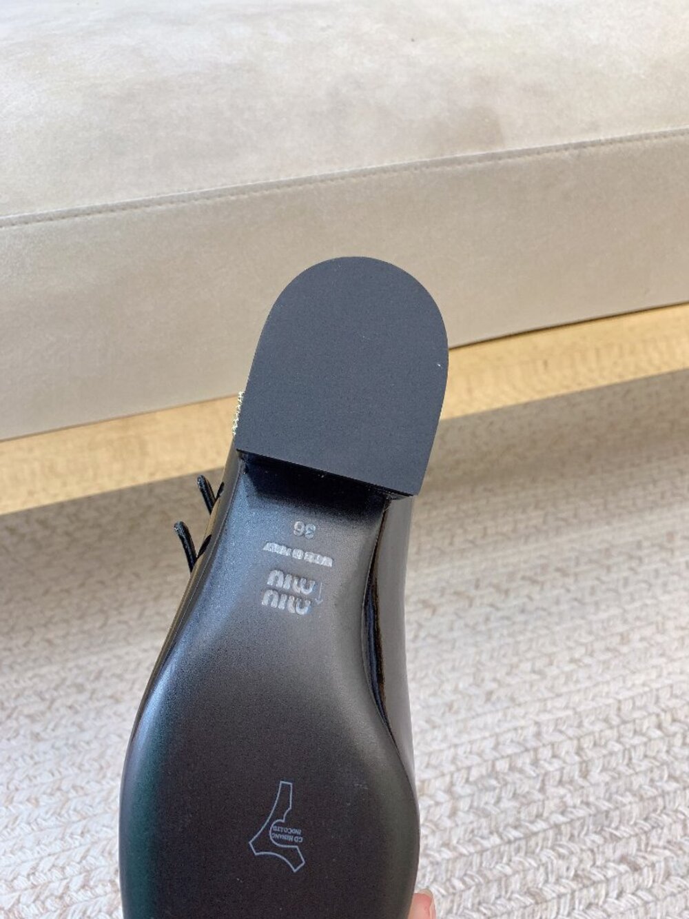 Miu Miu Double-Strap Patent Leather Pointed-Toe Low-Heeled Mary Jane Shoes - Picture 7 of 7